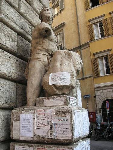 La statua di Pasquino, a Roma